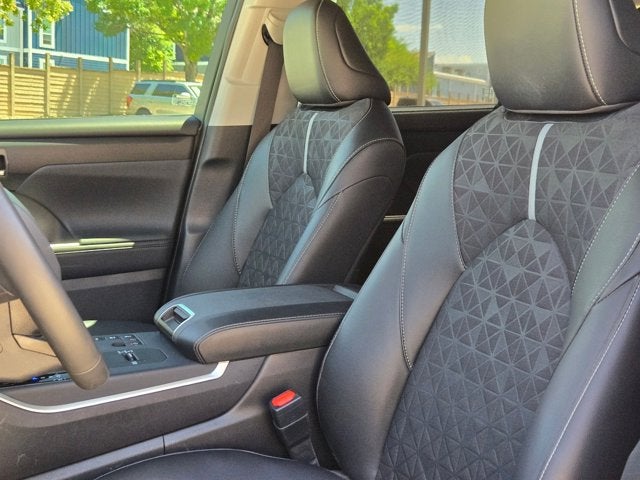 2025 Toyota Highlander Base