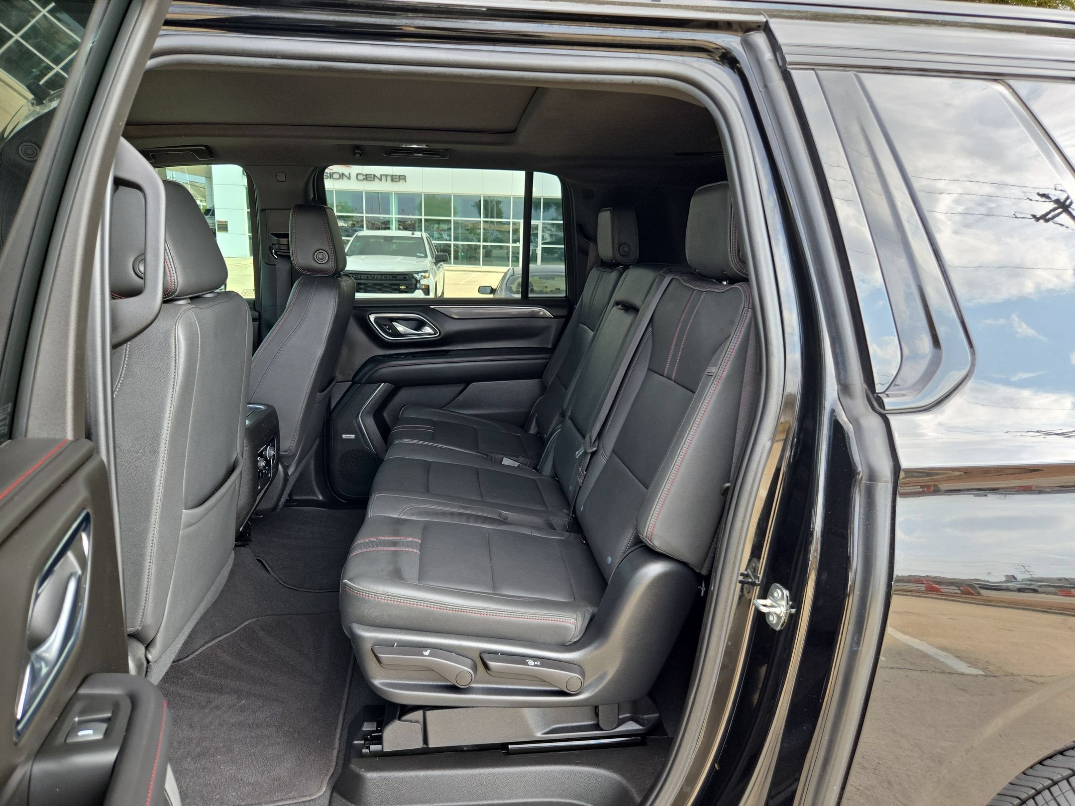 2023 Chevrolet SUBURBAN RST