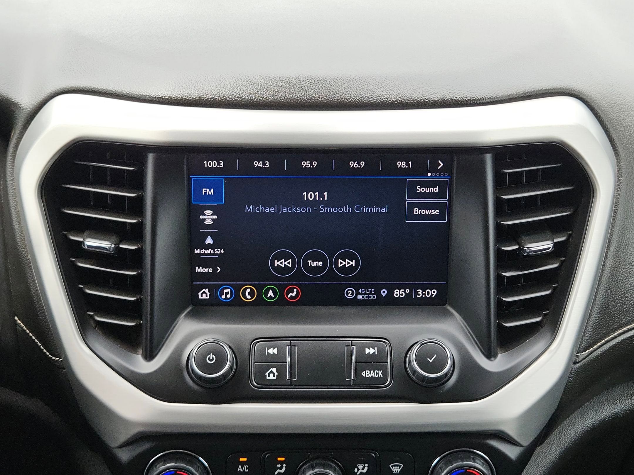 2023 GMC Acadia SLT