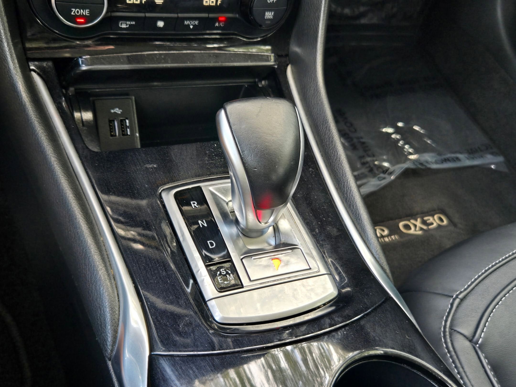2017 INFINITI QX30 Premium