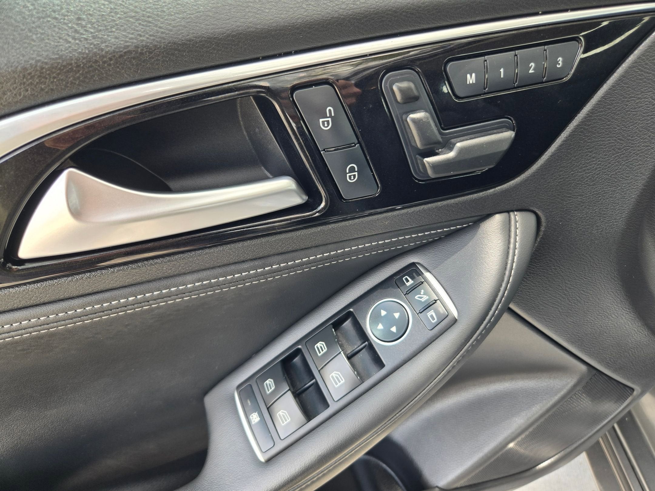 2017 INFINITI QX30 Premium