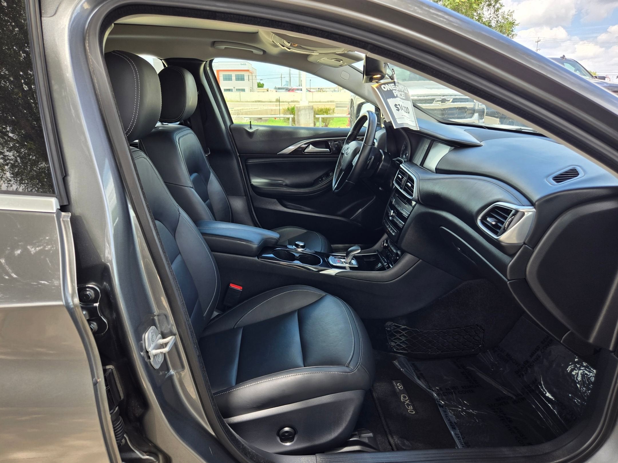 2017 INFINITI QX30 Premium
