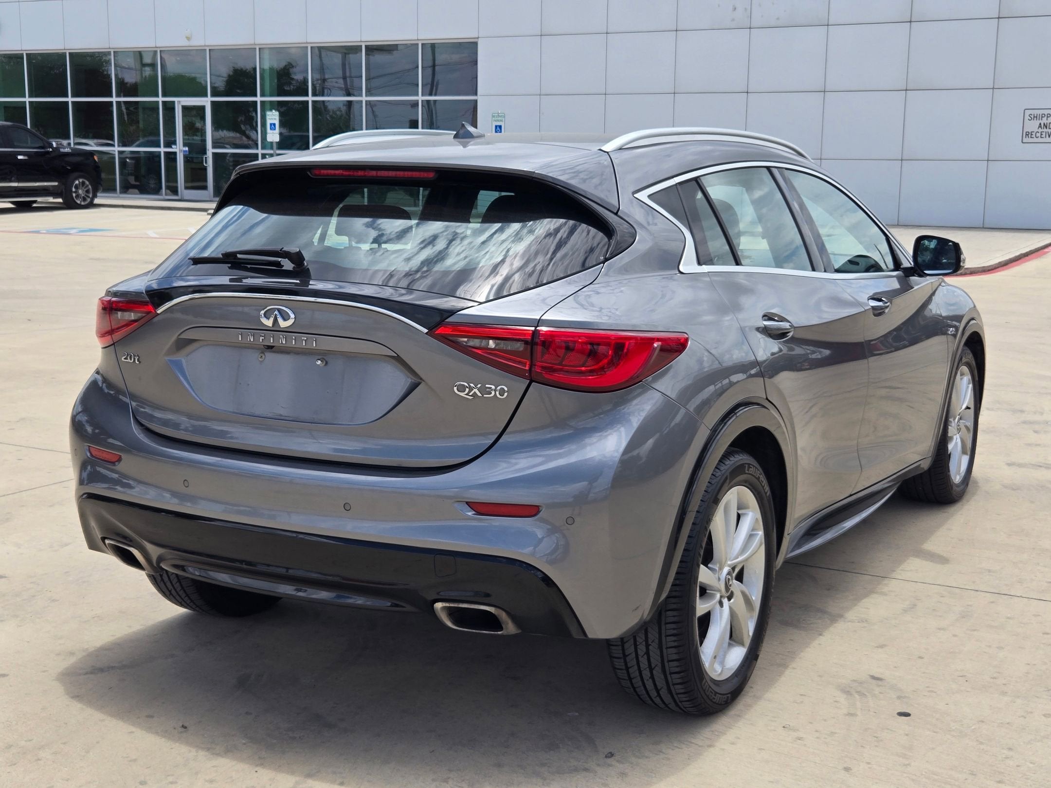 2017 INFINITI QX30 Premium