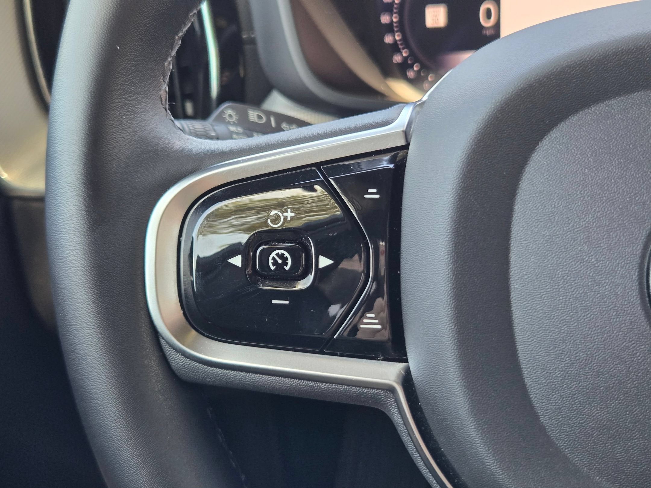 2023 Volvo XC60 Ultimate Dark Theme