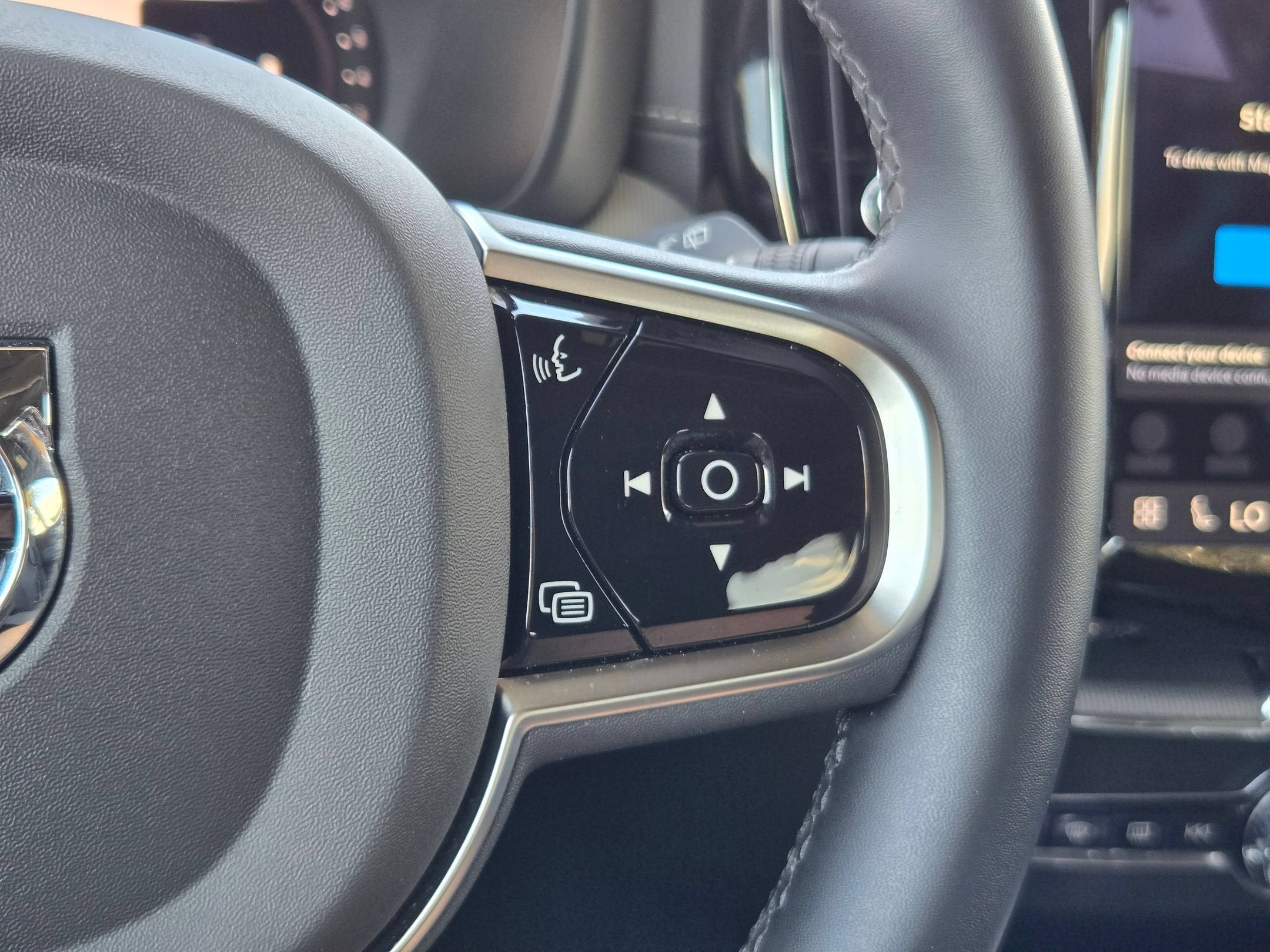 2023 Volvo XC60 Ultimate Dark Theme