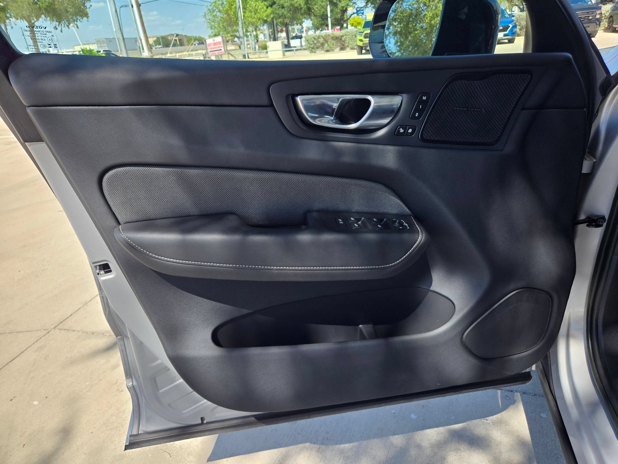 2023 Volvo XC60 Ultimate Dark Theme