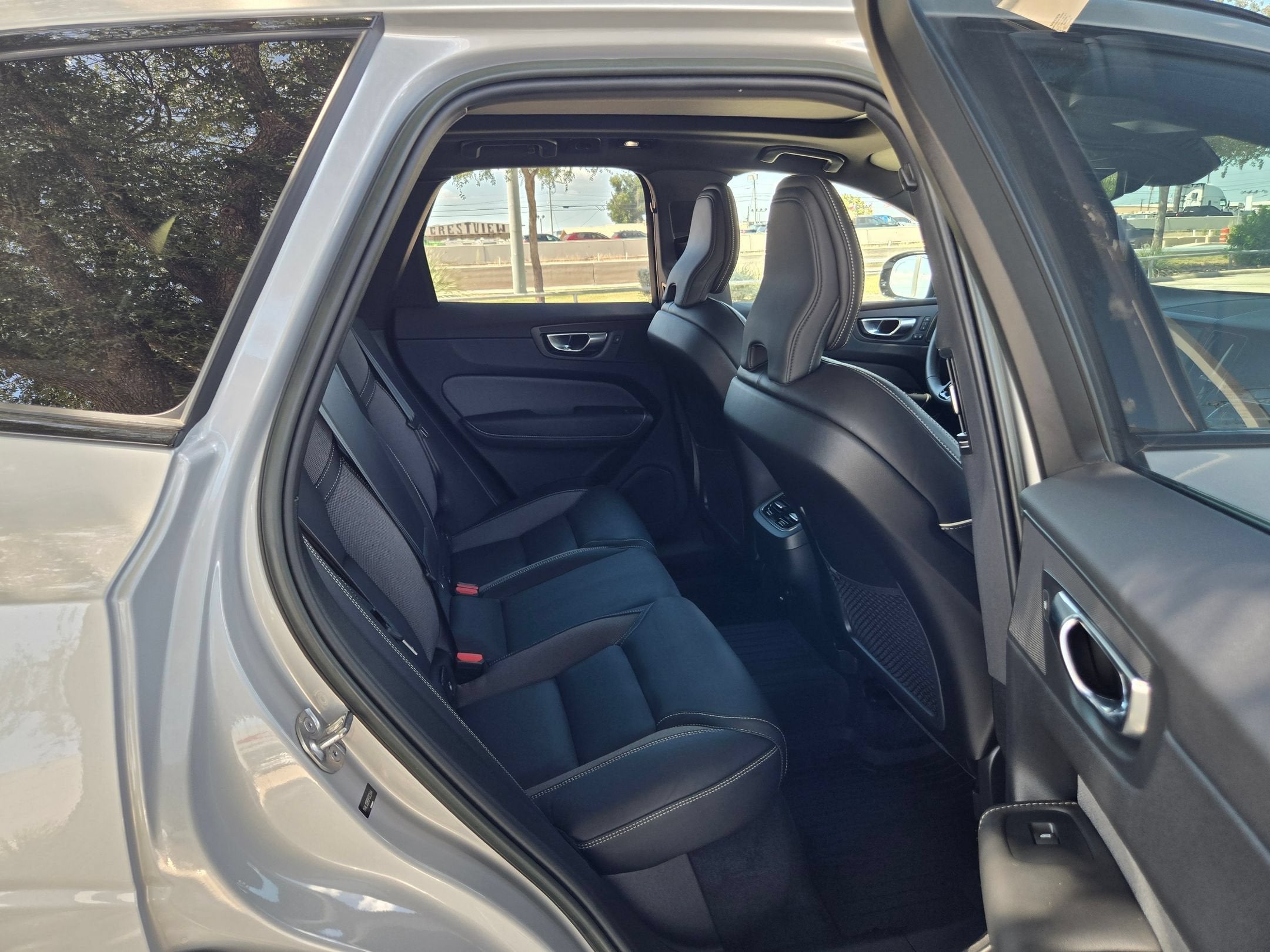 2023 Volvo XC60 Ultimate Dark Theme
