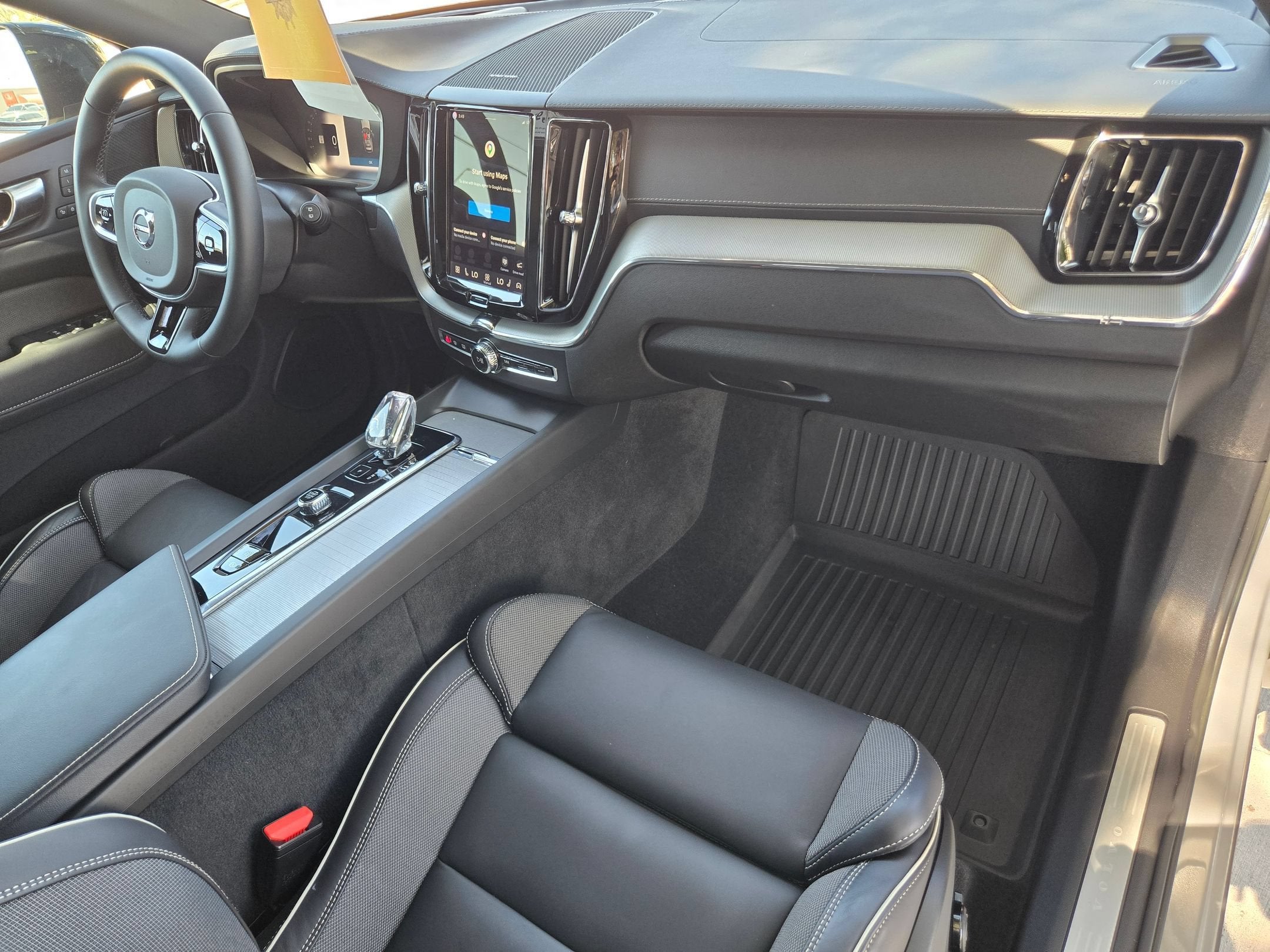 2023 Volvo XC60 Ultimate Dark Theme