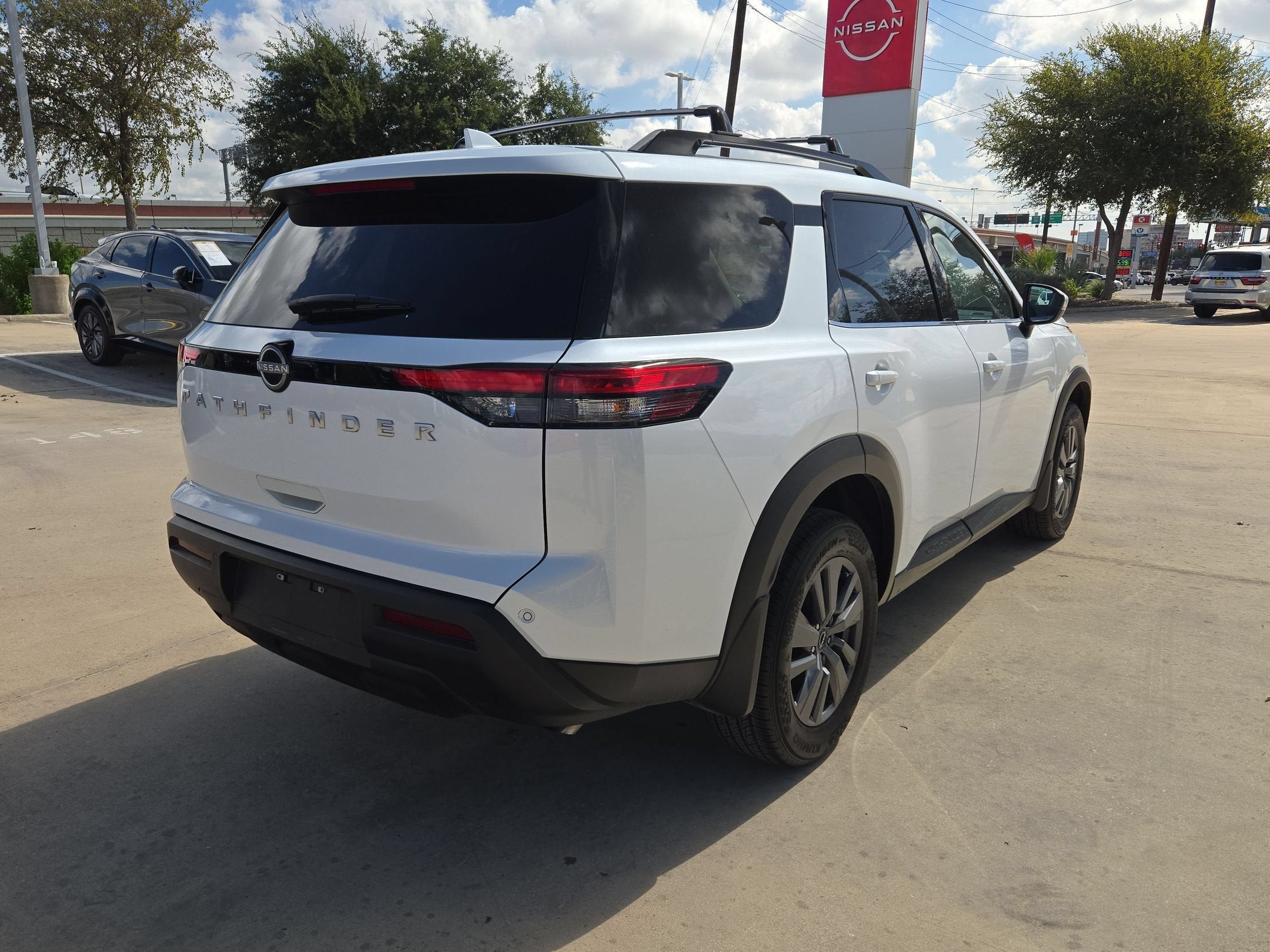 2025 Nissan Pathfinder SV