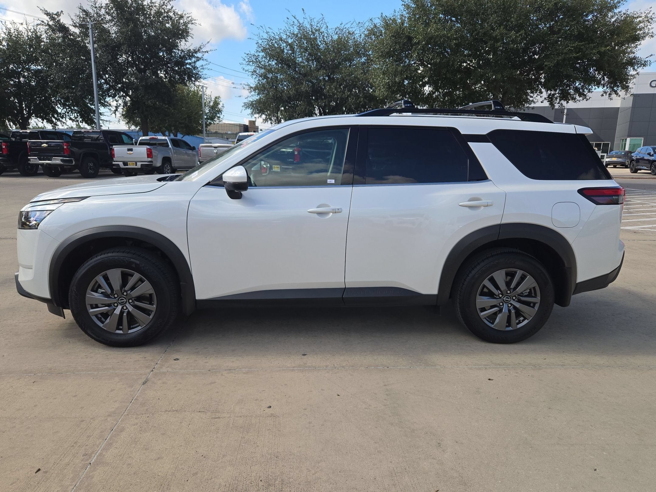 2025 Nissan Pathfinder SV